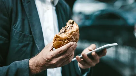 Un bărbat și-a cumpărat un simplu sandviş din Aeroportul Otopeni, dar nu i-a venit să creadă când a văzut ce se afla în el