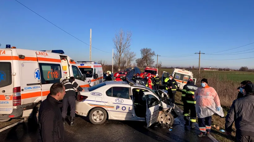 A murit unul dintre polițiștii implicați în accidentul din Olt, după ce mașina Poliției s-a izbit de o ambulanță! IMAGINI CUMPLITE de la fața locului!