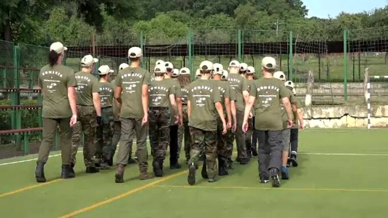 Elevi înrolați în armată, pentru o săptămână, în timpul vacanței de vară. Cât costă și ce include tabăra militară din Botoșani
