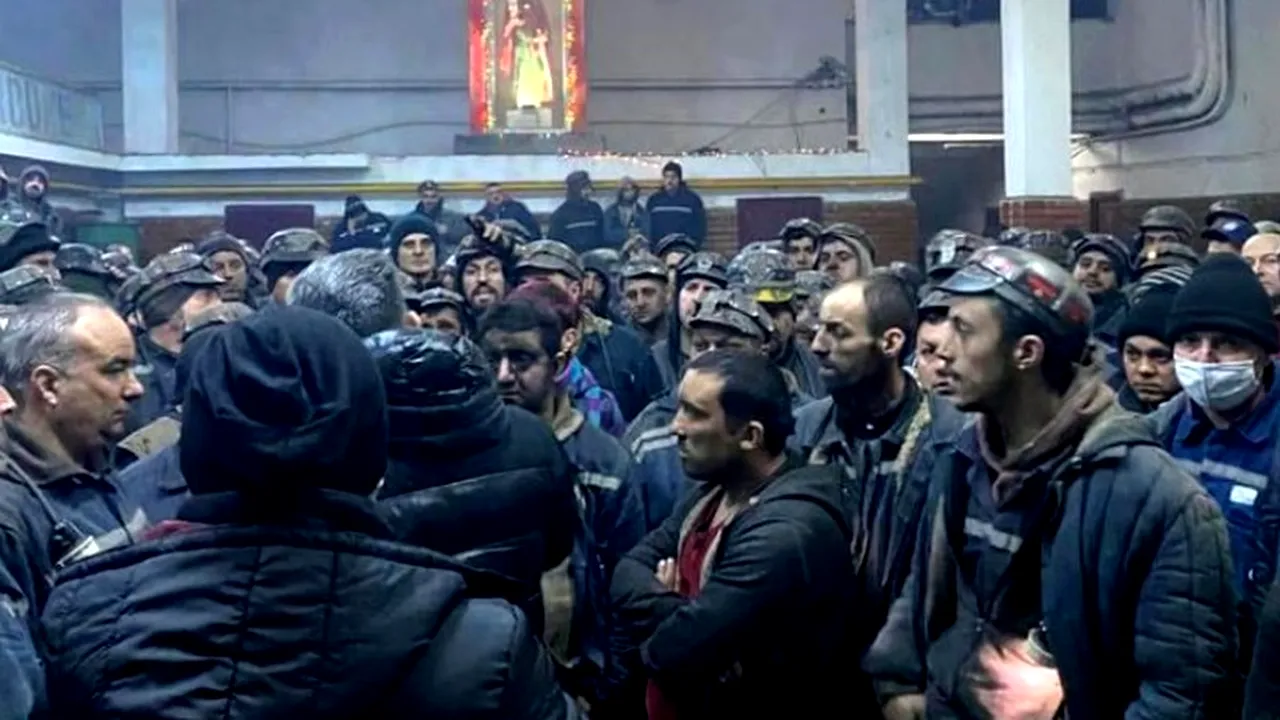 Neplătiți de 11 luni, minerii blocați în subteran au revenit la suprafață. “Sunt circa 80!” Protestele, însă, vor continua