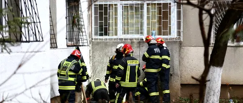 O femeie din București a rămas blocată în gura de aerisire a unui bloc după ce a intrat după o pisică. Pompierii au folosit ulei și au spart un perete pentru a o salva