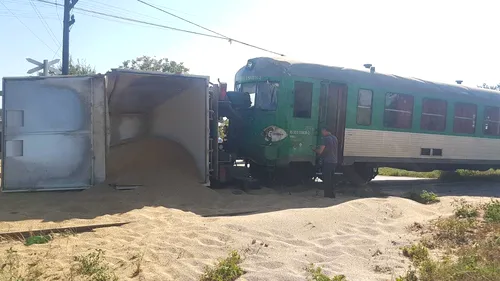 Un tren cu zeci de călători a deraiat în Botoșani, după ce a lovit în plin un camion. Șeful de tren a fost rănit - VIDEO