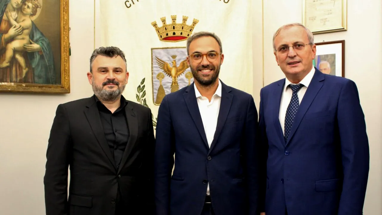 Secretarul de Stat pentru românii de pretutindeni, Gheorghe Cârciu a vizitat oficial comunitatea de români din Alcamo, Italia, unde a avut loc la cea de-a V-a ediție a evenimentului  ̎ Fereastră înspre România – port și grai românesc în lume ̎