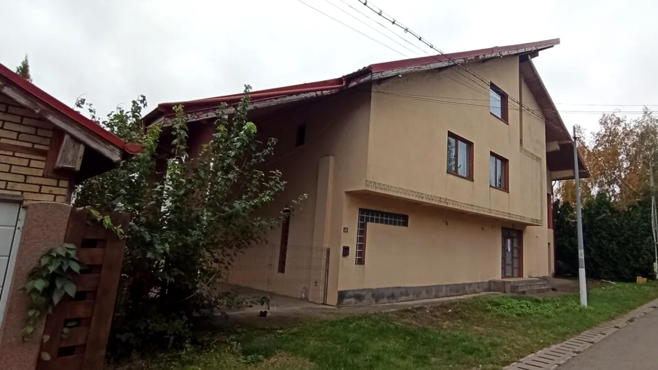 Cu cât se vinde o casă spațioasă din Corbeanca, cu teren intravilan de 832m². Proprietatea este scoasă la licitație de ANAF