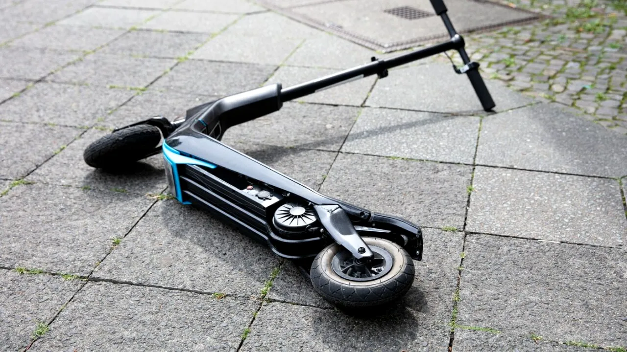 ACCIDENT tragic în Argeș. O adolescentă de 15 ani a murit după ce a căzut cu trotineta electrică. Prietenul ei a fost rănit