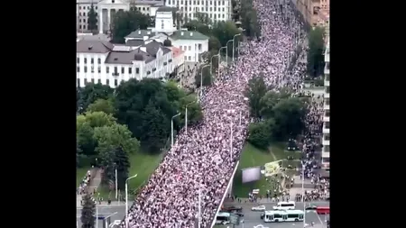 Zeci de mii de oameni au manifestat din nou, duminică, la Minsk. Cel puţin 100 de protestatari, reținuți