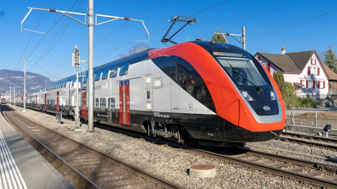 Un tren german nu a fost lăsat să intre în Elveția pentru o întârziere de 13 minute. În România, întârzierile CFR ajung și la ore întregi. Ce s-a întâmplat cu pasagerii