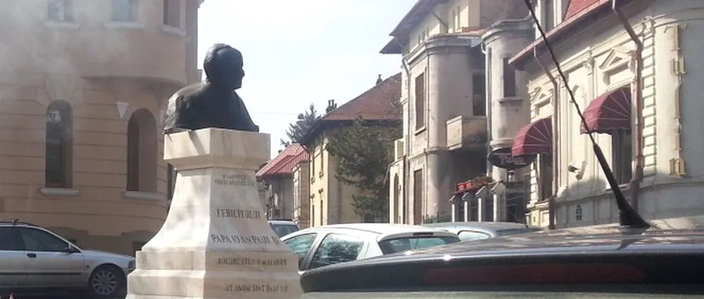 FOTO: Bucureștenii ridică fum alb de grătar în spatele statuii Papei Ioan Paul al II-lea