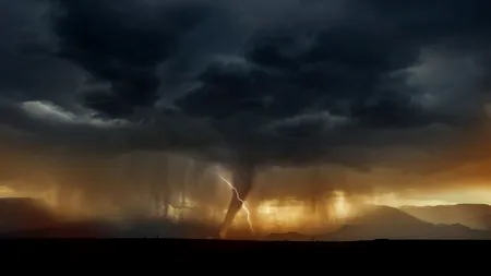 Meteorologii sunt în alertă. O nouă TORNADĂ se poate forma în România. Care sunt județele vizate
