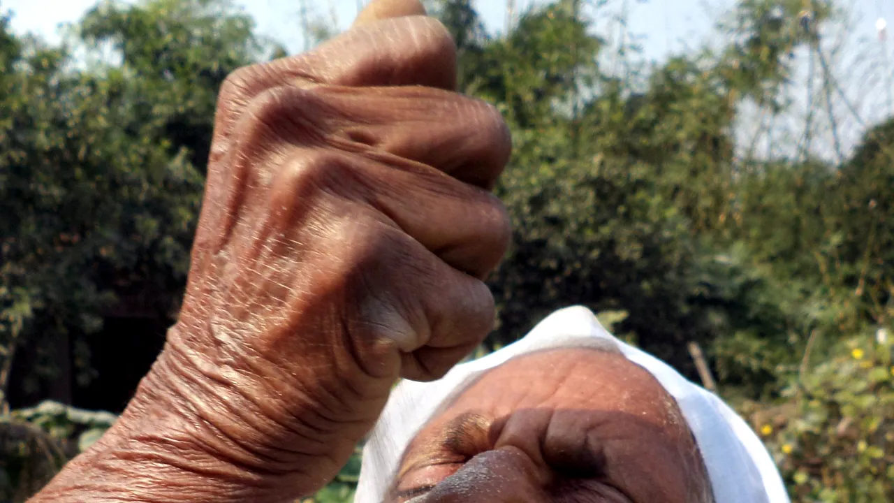 A mâncat 63 de ani ceva interzis, dar nu a ajuns niciodată la doctor. Cum arată acum femeia cu un obicei bizar