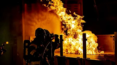 Explozie într-un magazin alimentar din județul Prahova. Patru oameni erau în interior