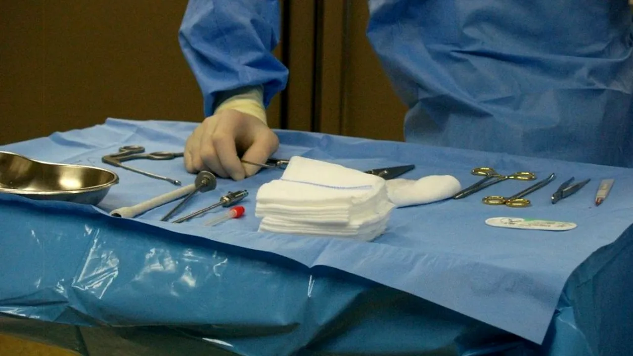 EXCLUSIV. O femeie își strigă durerea și acuză medicii care au operat-o de neglijență: „Mi-au spus că am să mor în trei luni și mi-au propus amputarea piciorului”