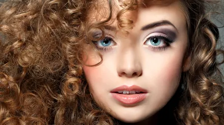 Soarele ar putea fi explicația științifică pentru care unii oameni au părul CREȚ și ochii ALBAȘTRI