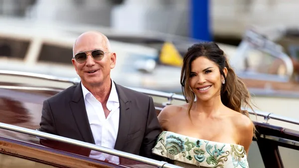 Jeff Bezos ar fi lăsat un bacșiș uriaș la hotelul de 5 stele de la Veneţia, după nunta cu Lauren Sanchez. Ce reacție au avut angajații