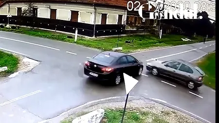 GÂNDUL LIVE. Video uluitor cu momentul în care un șofer neatent pătrunde într-o intersecție și lovește o altă mașină! A intervenit elicopterul SMURD