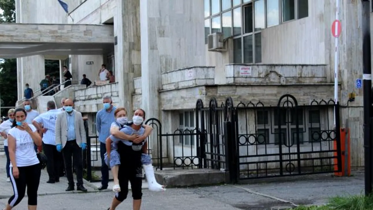 ȘOCANT. Pacientă cu piciorul în ghips, lăsată în afara spitalului și cărată în cârcă de fiica ei, pentru că era ministrul Sănătății în vizită