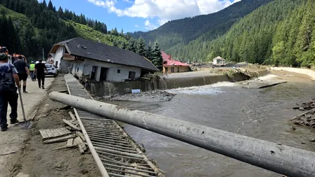 Dezastru după INUNDAȚII! Ministrul Mediului a trimis trei bărci ale Apelor Române pentru curățarea deșeurilor din lacul Bicaz