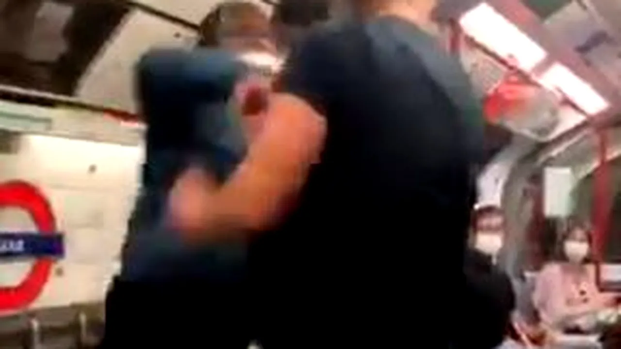 VIDEO. Un bărbat care a lansat un atac rasist a fost făcut knockout în metrou, dintr-un singur pumn. “Sunteți negri, sunteți animalele mele de companie!”