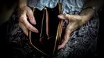Pensionară din Iași, trimisă în judecată după ce și-a însușit un portofel găsit pe stradă