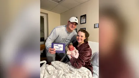 Un bebeluș s-a născut în aceeași zi cu mama și tatăl lui. Care este probabilitatea