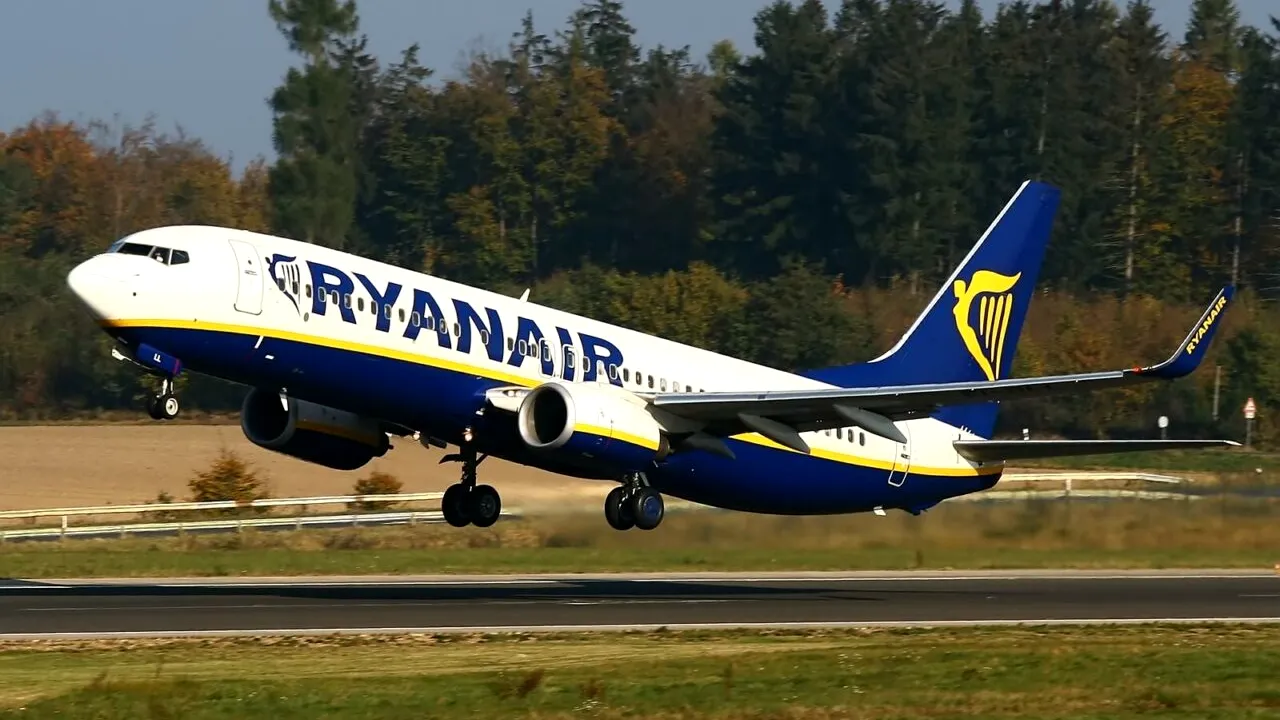 Greva însoțitorilor de zbor ai companiei aeriene RYANAIR se prelungește în Spania până în ianuarie 2023. Ce intervale și ce aeroporturi sunt afectate