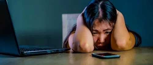 „Nu mai vrea să iasă din casă. I-au creat un profil pe Instagram, unde au postat din fotografiile pe care ea le trimisese pe grupul privat” / Sondaj: Doi din cinci copii sunt VICTIME ale cyberbullying-ului
