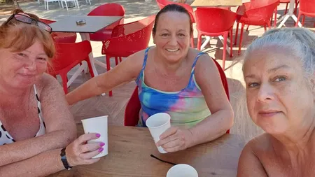 Ce au primit să mănânce aceste 3 turiste într-un hotel de 5 stele „all-inclusive” din Turcia. Au crezut că-i o glumă. Dar nu a fost!