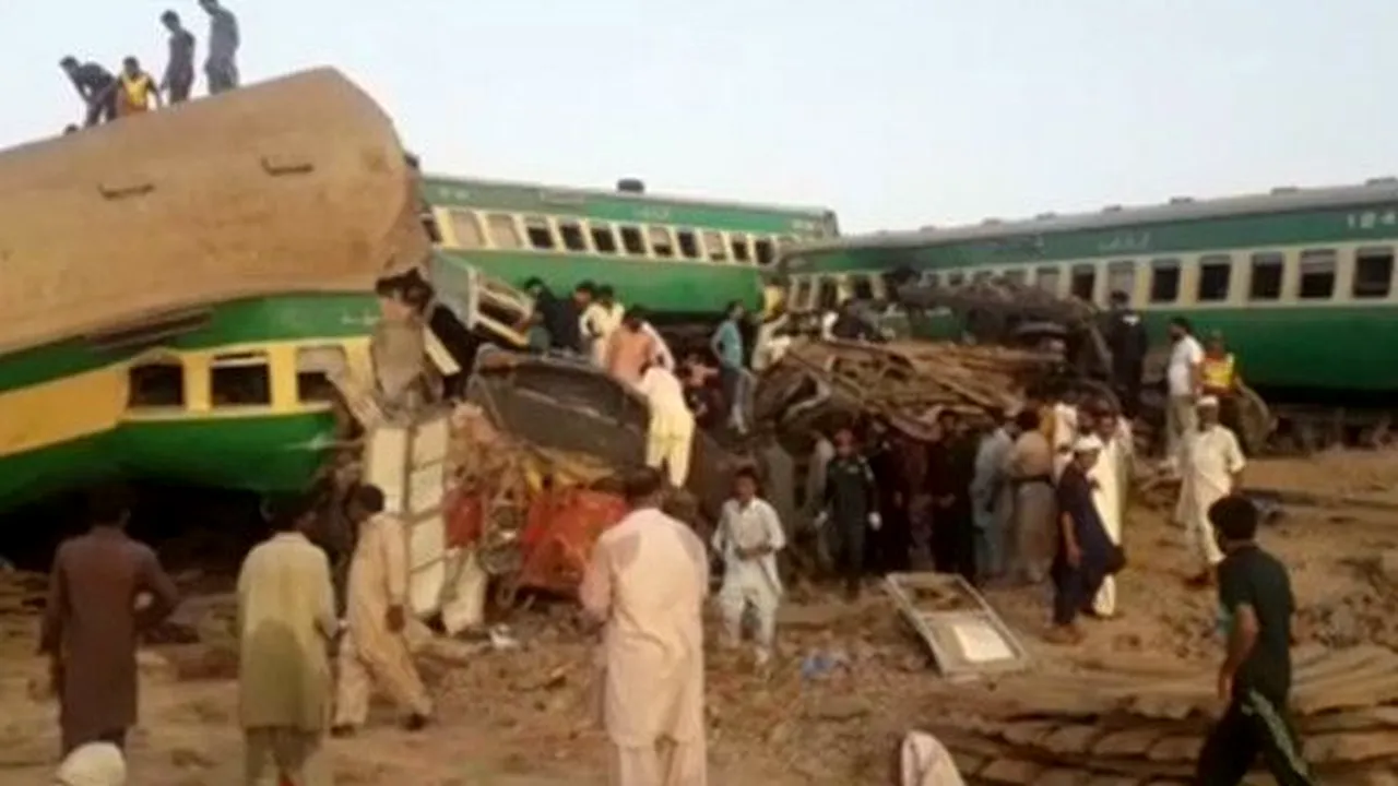 Tragedie în Pakistan. Cel puţin 30 de persoane au murit după ce două trenuri au intrat în coliziune