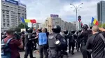 Au început tensiunile în Piața Victoriei. Jandarmii au dat cu gaze lacrimogene.  Se strigă: „Căline, Căline, țara e cu tine”