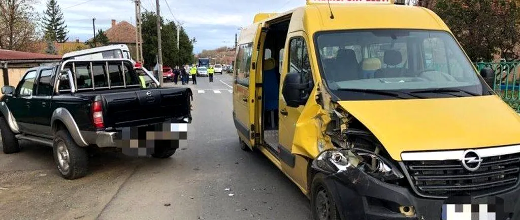 Copii puși în PERICOL de șoferul unui microbuz școlar. Bărbatul, beat, a făcut accident