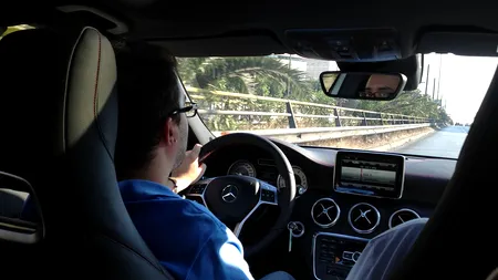 AMENDĂ de 1500 de euro dacă faci asta într-o mașină în Grecia. Românii, printre cei mai expuși șoferi