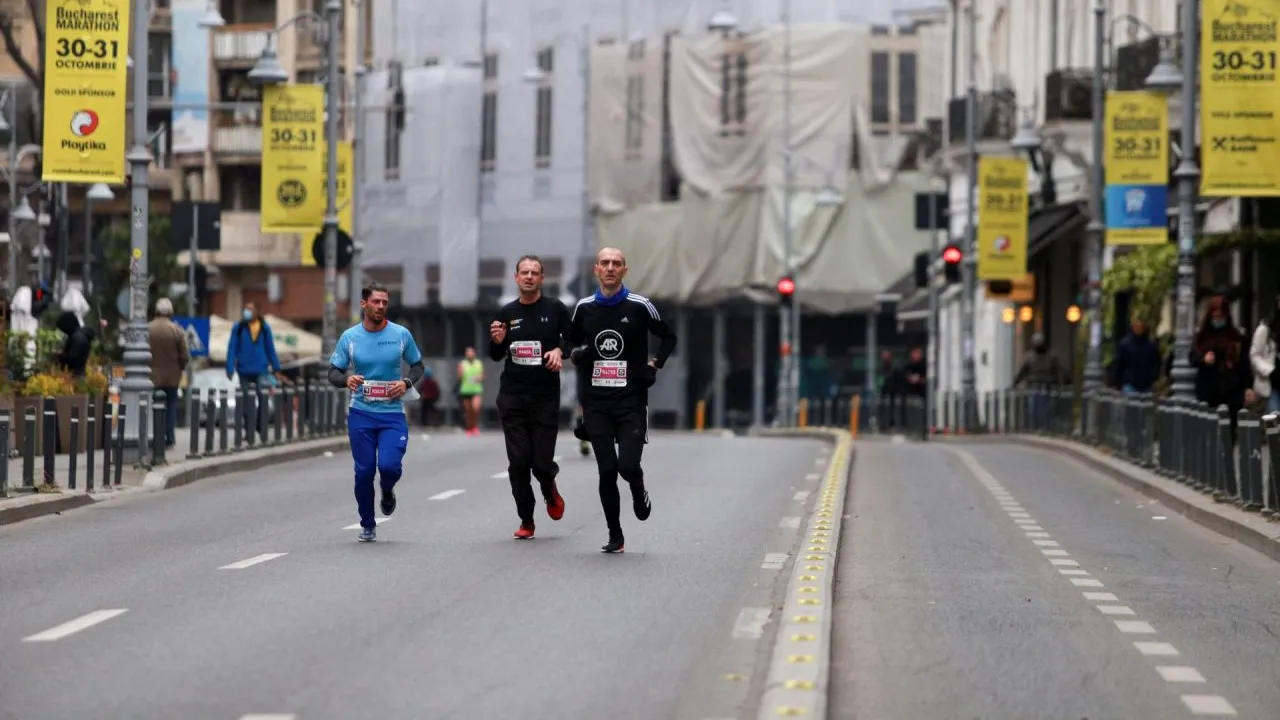 Alergătorii înscriși la Maratonul Internațional București au cucerit centrul Capitalei. Unde și până la ce oră sunt restricții rutiere