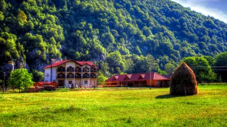 EFECTELE #CORONACRIZEI. Românii nu se tem să călătorească după ridicarea măsurilor de restricție. Ei aleg însă cazările izolate și rezervările fără risc