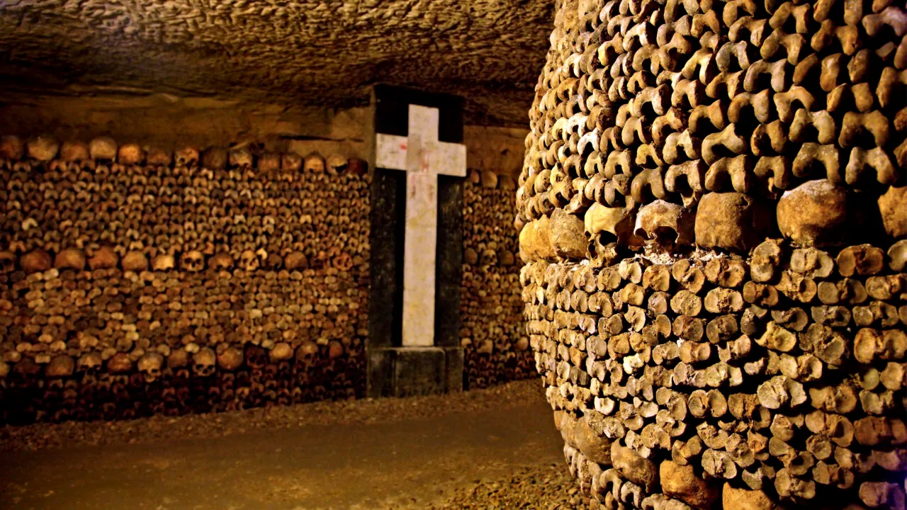 „Orașul Luminii” -  „farul strălucitor al culturii europene”, dar cu un trecut morbid. Sub PARIS se află un „oraș al morților”