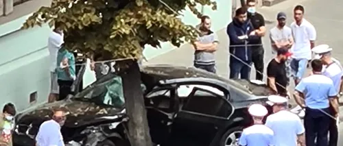 Accident uluitor în Capitală! Un șofer de BMW și-a distrus mașina după ce a ajuns cu ea pe trotuar, pe bulevardul Magheru / GALERIE FOTO