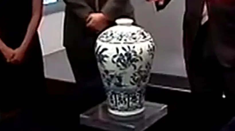 O vază chinezească din secolul al XVIII-lea, vândută la licitație cu 3 milioane de lire sterline