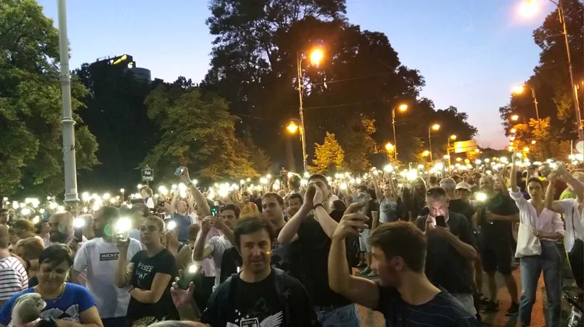 Protest 10 august | Protestatarii au ajuns lângă trotuarul din fața Guvernului -VIDEO