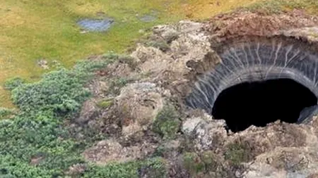 Are un diametru de 20 de metri și o adâncime de 30. Fenomenul straniu care îi înspăimântă pe locuitorii unei zone din Siberia