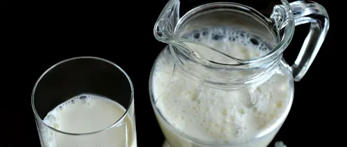 De ce nu ar trebui să depozitezi laptele pe primul raft al frigiderului