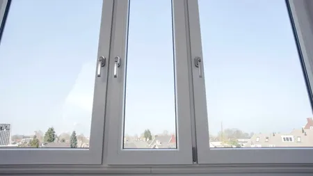 Regulă nouă pentru cei care stau la bloc. De ce este interzis să-ți ÎNCHIZI balconul? Proprietarii, somați de urgență de autorități