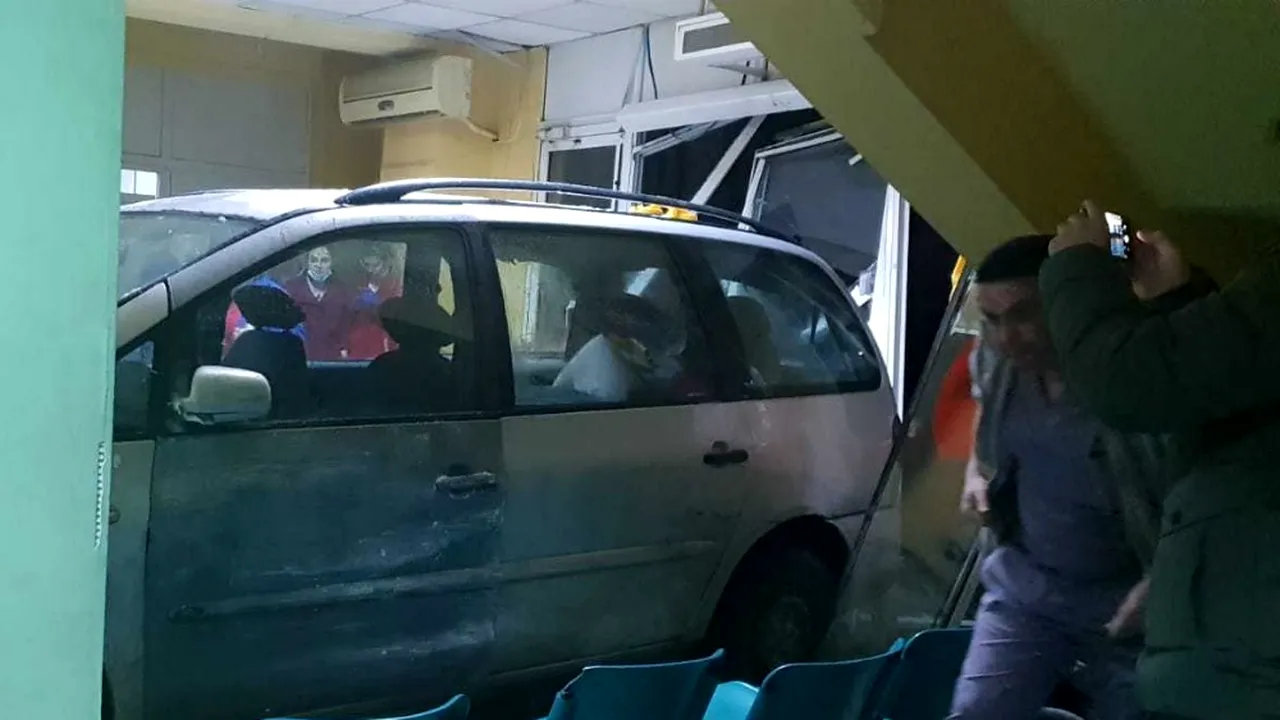 Cu mașina PRIN UȘILE Secției de Urgențe din Craiova! Accident BIZAR produs de un șofer din Caraș-Severin