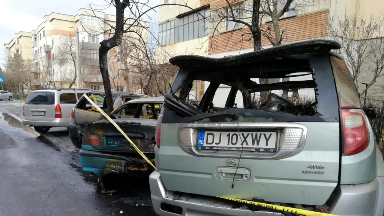 Mai multe mașini au fost făcute scrum, în parcarea din fața blocului