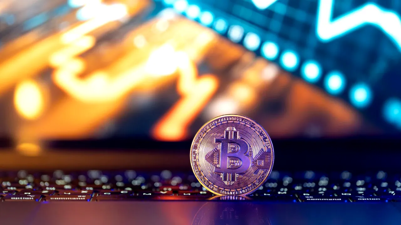 Bitcoin, în cădere liberă. Cea mai puternică criptomonedă din lume s-a prăbușit sub 63.000$, pe fondul tensiunilor geopolitice