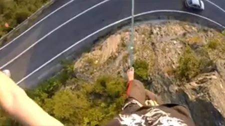 Curaj nebun al unui tânăr din Timișoara: A traversat Transfăgărășanul pe o sfoară de 2,5 cm suspendată la 15 metri de șosea