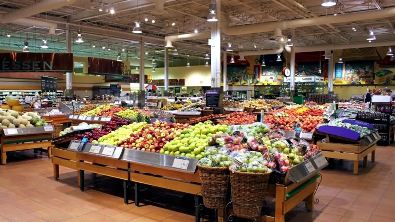 Motivul pentru care rafturile cu fructe și legume sunt amplasate la intrarea în supermarketuri. Care e strategia SECRETĂ, de fapt