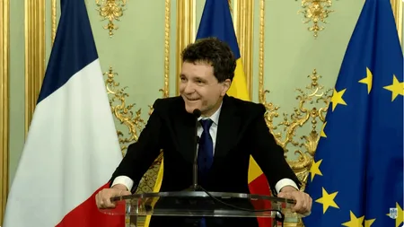 Nicușor Dan și-a scos la export gafele și bâlbele. Aflat la Paris, a ținut o cuvântare la Ambasada Romaniei din care nu s-a înțeles mai nimic. S-a poticnit și s-a încurcat în idei și la final a zâmbit ușurat că s-a terminat
