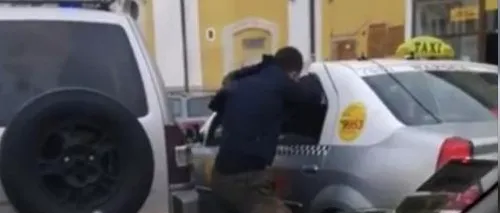 VIDEO / Bătaie în trafic, la Cluj-Napoca. Conflictul dintre un taximetrist și un șofer din București a fost filmat