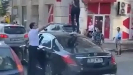 Incident neobișnuit în traficul din Capitală. O femeie s-a urcat pe o mașină, în zona Piața Unirii (VIDEO)