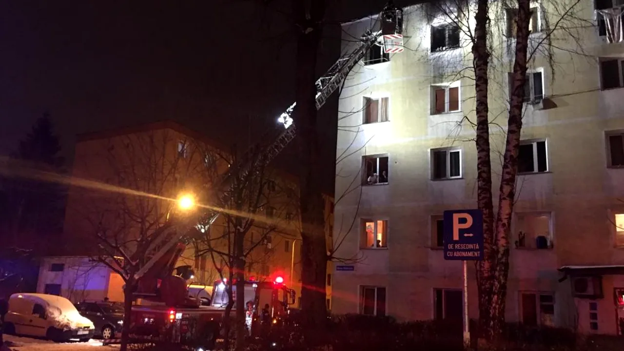 Incendiu puternic la un cămin de nefamiliști din Braşov! Într-o garsonieră de la etajul 4, pompierii au găsit un cadavru carbonizat