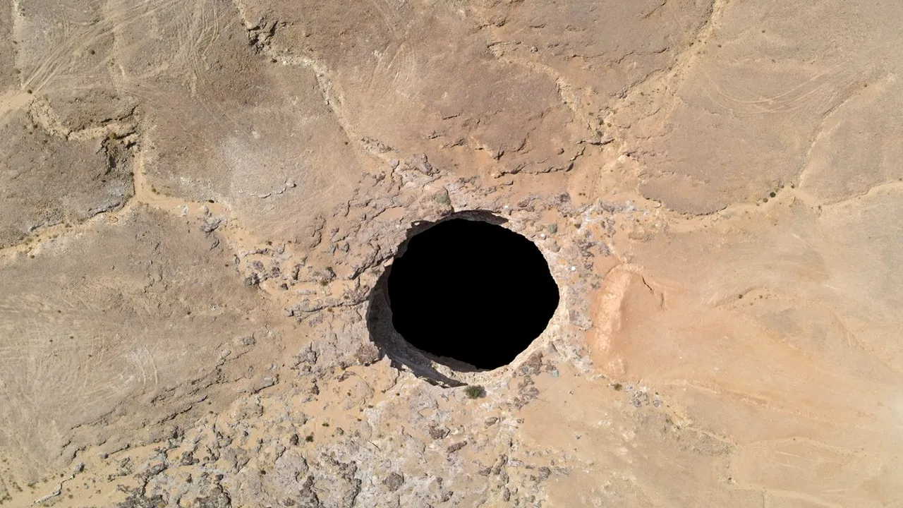 Groapa din deșert care îi fascinează pe cercetători. Oamenii locului se tem de demonii care ar putea ieși din „Gura Iadului”